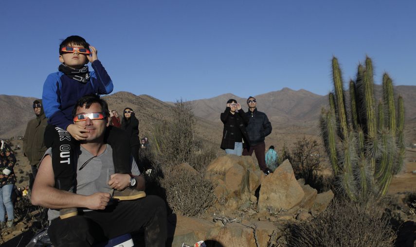 La gente observa un eclipse solar total desde La Higuera, Chile.