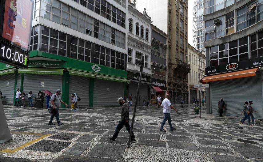 Foto de archivo tomada el 6 de marzo de 2021 de tiendas cerradas y calles vacías luego del cierre de servicios no esenciales a la medianoche y hasta el 20 de marzo en Sao Paulo, Brasil.