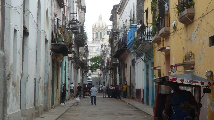 Vista de una calle de La Habana Vieja, el municipio de la capital cubana donde, según fuentes estatales, se ensayaría la experiencia de internet a domicilio.