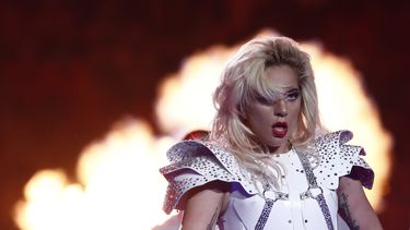 La cantante Lady Gaga en su presentación en el medio tiempo del Super Bowl.