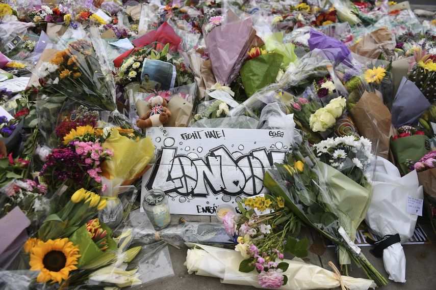 Mensajes de apoyo y ramos de flores dejados en el Puente de Londres.