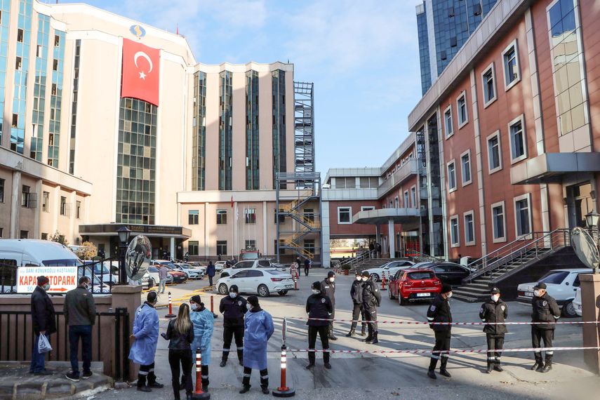 La policía acordona el área frente al Hospital Universitario Sanko en Gaziantep, Turquía, después de que nueve pacientes, todos infectados con COVID-19, murieran en un incendio.