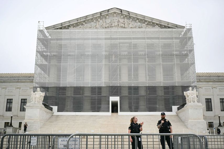 Fachada en reparación de la Corte Suprema de Estados Unidos en Washington.