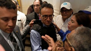 Con un chaleco antibalas, Christian Zurita, quien reemplaza al asesinado candidato presidencial Fernando Villavicencio, saluda a sus seguidores al salir de una conferencia de prensa en Guayaquil, Ecuador, el miércoles 16 de agosto de 2023.