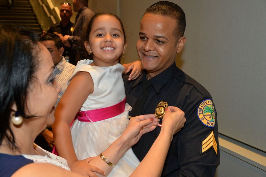 En la foto, Nuris Puello, madre del sargento Jorge L Rodriguez, con su hija Ariana en brazos