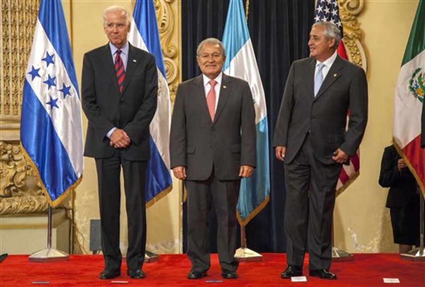 De izquierda a derecha el vicepresidente de Estados Unidos Joe Biden, el presidente de El Salvador Salvador Sánchez Ceren y el presidente de Guatemala Otto Perez Molina en el Palacio Nacional en Ciudad de Guatemala