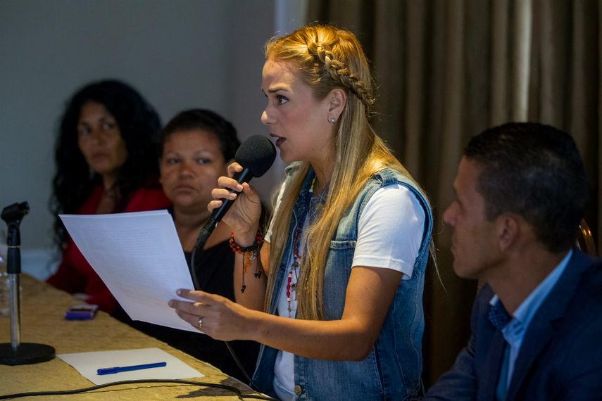 Tintori dio lectura a un documento dirigido a Tarek William Saab, defensor del Pueblo de Venezuela, en el que exige que cesen las requisas vejatorias a la dignidad de la mujer (EFE)