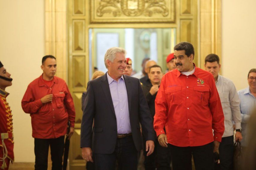 El designado gobernante Miguel Díaz-Canel y el dictador de Venezuela Nicolás Maduro, en Caracas, junio de 2019