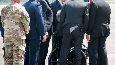 El presidente Donald Trump conversa con el gobernador de Texas, Greg Abbott, el senador Ted Cruz y otros funcionarios locales antes de entrar en una reunión con las víctimas del tiroteo de Santa Fe.