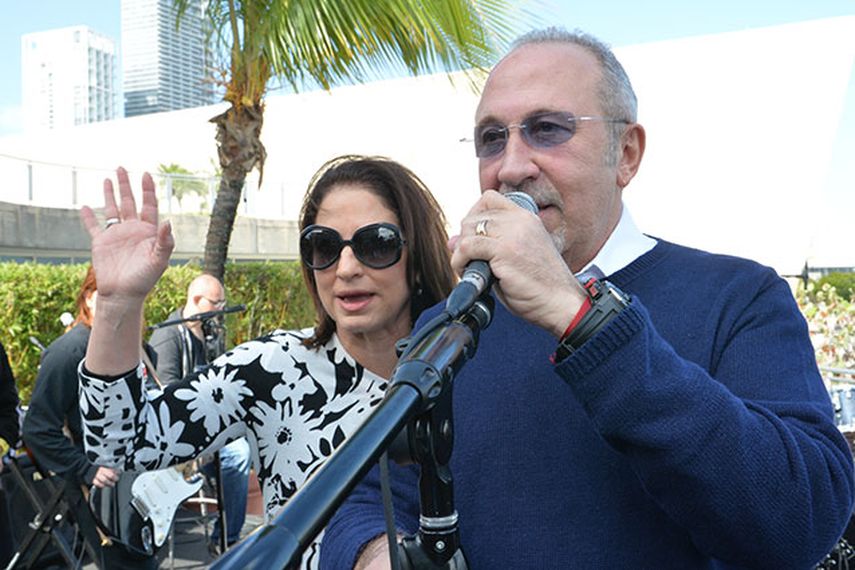La tradicional cena del Día de Acción de Gracias organizada por Gloria y Emilio Estefan y auspiciada porvarias organizaciones, reunió ayer a cientos de personas en Bongos Café del Downtown. (ÁLVARO MATA)