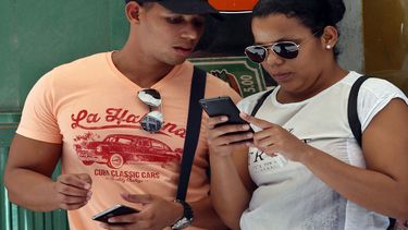 Mientras el mundo se prepara para la quinta generación de internet móvil, en Cuba se espera con ansiedad la inminente llegada de la tecnología 3G, que cambiará los hábitos de vida e incluso abrirá oportunidades de negocio para quienes puedan costearse este servicio. 