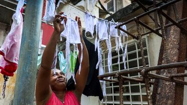 Después de lavar una mujer pone a secar al sol máscarillas faciales que hizo para distribuir entre sus vecinos con el fin de protegerse contra el coronavirus, en el barrio El Vedado en La Habana