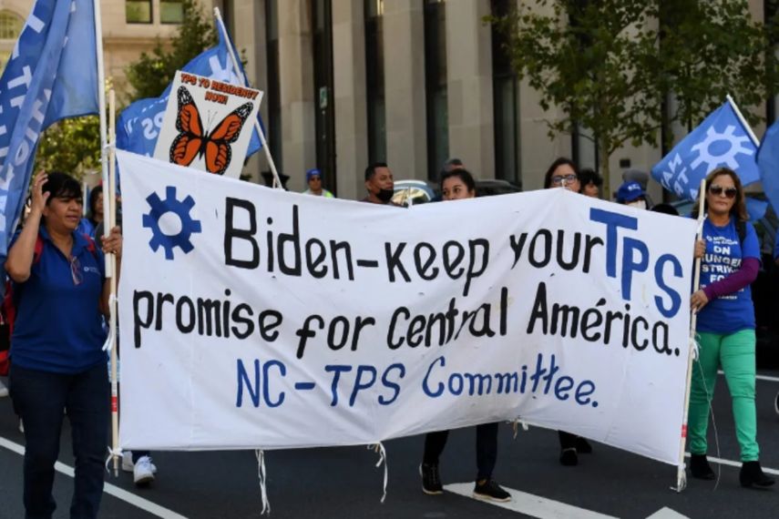 Foto: Activistas y ciudadanos con TPS marchan cerca de la Casa Blanca para pedir protección a sus residentes en Washington D.C., el 23 de septiembre de 2022.