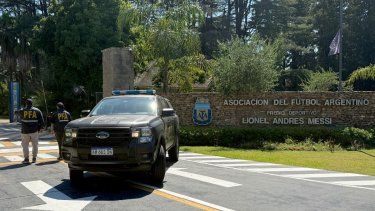 Miembros de la Policía Federal en las afueras de la sede de la Asociación de Fútbol Argentina en Ezeiza, Buenos Aires, el 30 de diciembre de 2025.