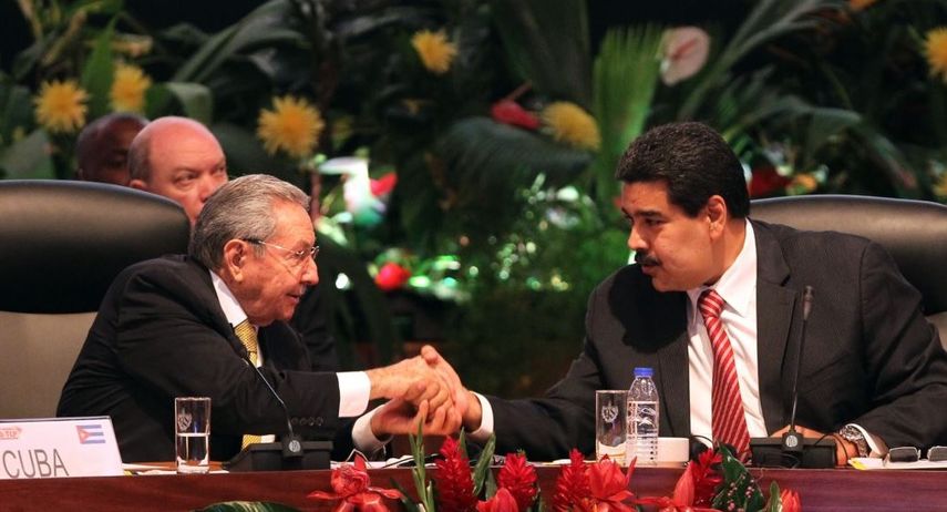 Raúl Castro y Nicolás Maduro durante la XIII Cumbre de la Alianza para los Pueblos de América (ALBA).