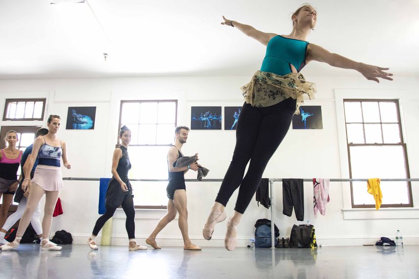 Una bailarina del Cuban Classical Ballet of Miami ejecuta un salto.&nbsp;