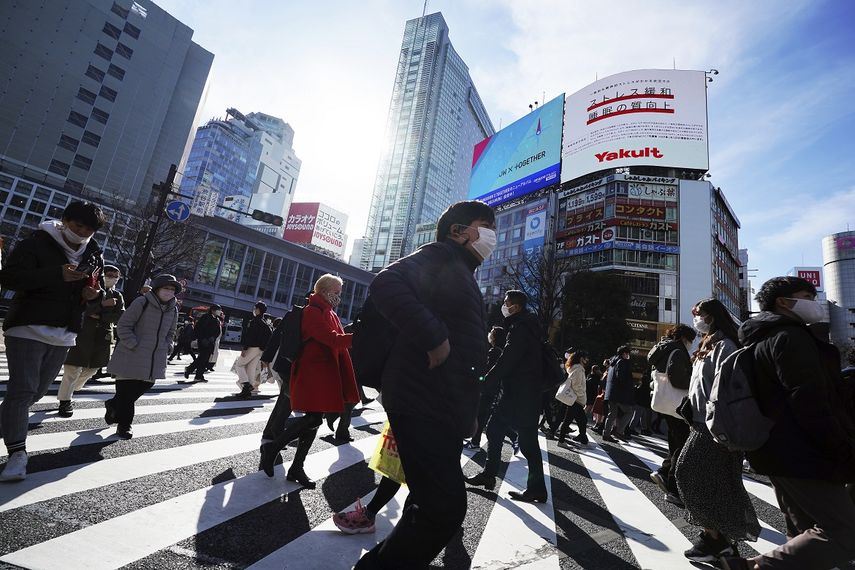 Personas con cubrebocas para protegerse del coronavirus caminan por una calle en Tokio, Japón, el 25 de enero de 2021.&nbsp;