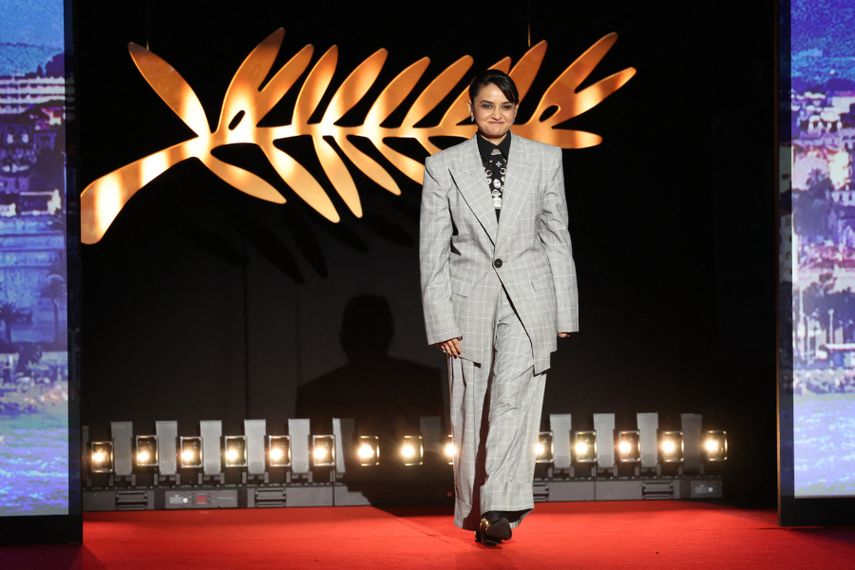 La cineasta india Payal Kapadia, miembro del jurado del 78º Festival de Cine de Cannes, sube al escenario durante la ceremonia de inauguración y la proyección de la película Partir un Jour, presentada fuera de competición en la 78ª edición del Festival de Cannes, el 13 de mayo de 2025.&nbsp;