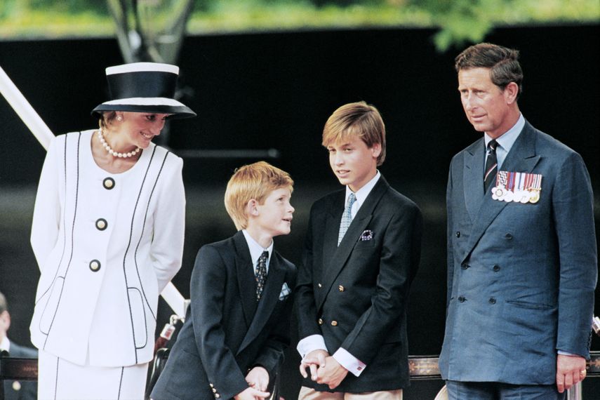 En esta foto de archivo tomada el 19 de agosto de 1995, el príncipe Carlos (izq.), Diana (der.) y sus hijos William y Harry ven la marcha en un estrado del centro comercial como parte de las conmemoraciones del Día de VJ. Una estatua de Lady Di será instalada en los jardines del palacio de Kensington.