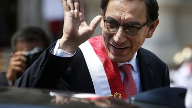 Inhabilitan políticamente a Martin Vizcarra por 10 años