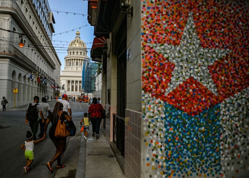 Personas caminan en una calle de La Habana, Cuba.