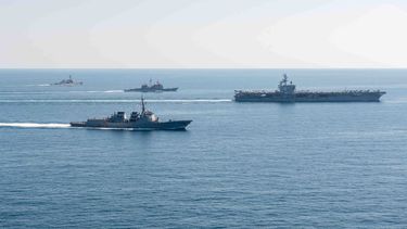 El portaaviones de propulsión nuclear USS Ronald Reagan de la Marina de los Estados Unidos (R) y a barcos de guerra surcoreanos durante un ejercicio naval combinado entre Estados Unidos y Corea del Sur en la costa este de Corea del Sur.