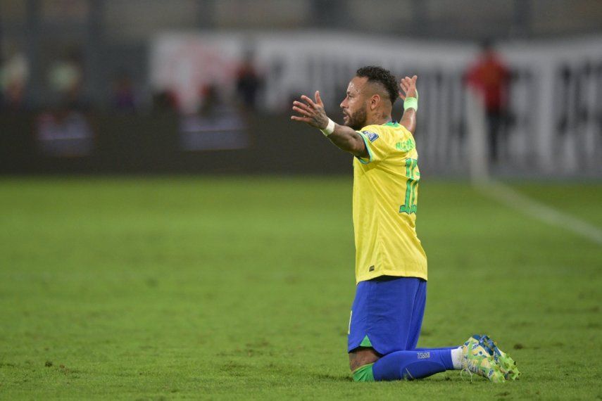 El delantero brasileño Neymar reacciona durante el partido de fútbol de las Eliminatorias Sudamericanas para la Copa Mundial de la FIFA 2026 entre Perú y Brasil, en el Estadio Nacional de Lima, el 12 de septiembre de 2023. &nbsp;