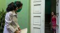 Una doctora entrevista a una paciente a distancia, durante un muestreo de posibles casos de COVID-19, en La Habana, el 28 de marzo de 2020. Una doctora entrevista a una paciente a distancia, durante un muestreo de posibles casos de COVID-19, en La Habana, el 28 de marzo de 2020.