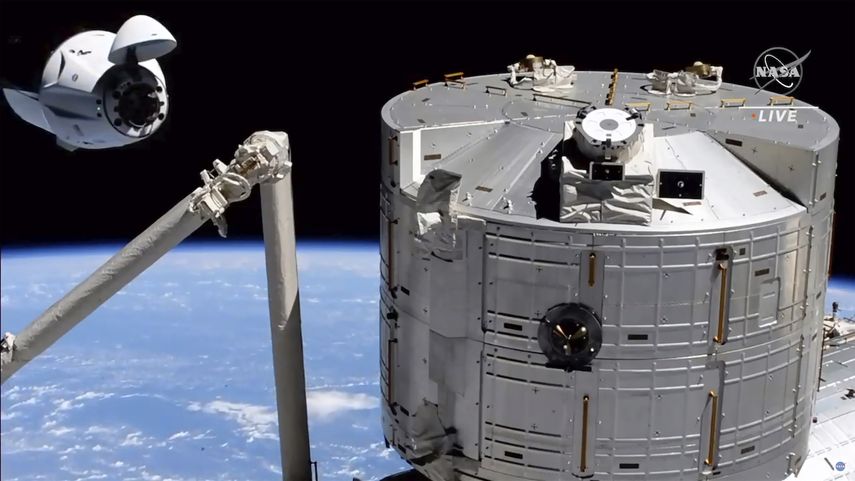 En esta imagen tomada de NASA TV, la cápsula Crew Dragon de SpaceX (izquierda) se acerca a la Estación Espacial Internacional, el 24 de abril de 2021.&nbsp;