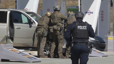 Agentes de la Real Polic&iacute;a Montada de Canad&aacute; se preparan para detener a un sospechoso en una gasolinera de Enfield, Nueva Escocia, el domingo 19 de abril de 2020. (Tim Krochak/The Canadian Press v&iacute;a AP
