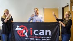 La directora ejecutiva de Campaña Internacional para la Abolición de las Armas Nucleares, Beatriz Fihn (i); el coordinador de ICAN, Daniel Hogsta, y Grethe Ostern, del comité de dirección de ICAN celebran el galardón del premio Nobel de la Paz en Ginebra (Suiza).