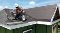 Un empleado de la construcción trabaja en el techo de una vivienda. Un empleado de la construcción trabaja en el techo de una vivienda.