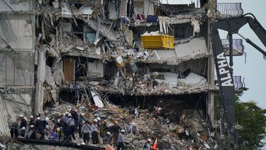 Personal de rescate trabaja en los escombros del edificio Champlain Towers South en Surfside, Florida.