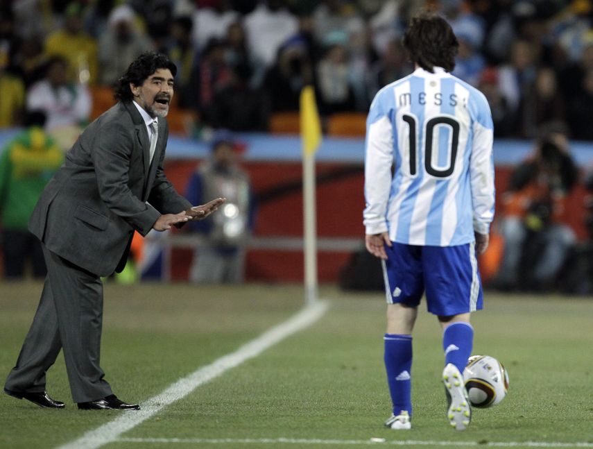 En esta foto de archivo del 27 de junio de 2010, Diego Maradona, como técnico de Argentina, da instrucciones a Lionel Messi durante el partido de octavos de final de la Copa del Mundo entre Argentina y México en el Soccer City en Johannesburgo, Sudáfrica.&nbsp;