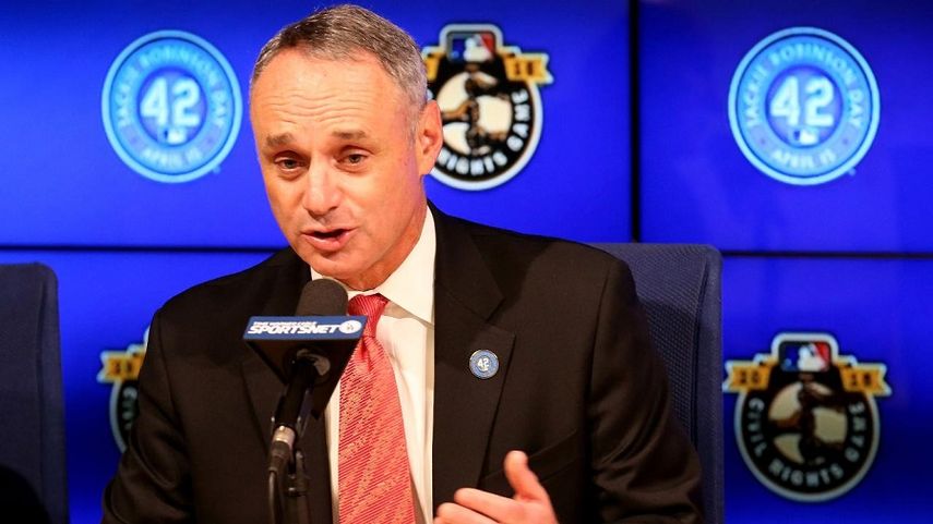 Manfred quiere resolver varios temas vinculados al béisbol lo más pronto posible. (ARCHIVO)