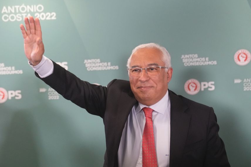 El primer ministro de Portugal y secretario general del Partido Socialista, António Costa, saluda a sus seguidores tras unas elecciones que el Partido Socialista ganó por un amplio margen, en Lisboa, Portugal, el lunes 31 de enero de 2022.&nbsp;