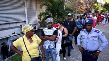 Desde tempranas horas del martes los cubanos hacían largas colas para poder comprar dólares en los distintos centros habilitados. 