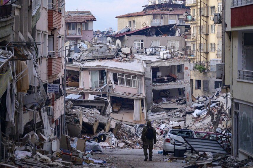 Un soldado turco camina entre edificios destruidos en Hatay, el 12 de febrero de 2023, después de que un terremoto de magnitud 7,8 azotara el sureste del país.