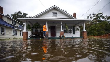 Dawn Davis en el portal de su casa en Lumberton, Carolina del Norte.&nbsp;