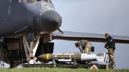 Soldados estadounidenses preparan la carga para un bombardero en el portaaviones Abraham Lincoln.