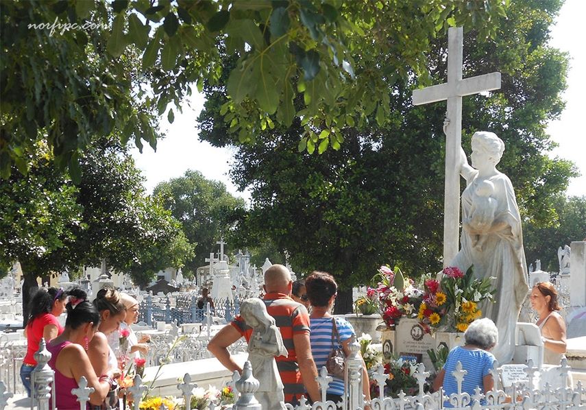 Fieles en la tumba de La Milagrosa, en el Cementerio de Colón, en La Habana.