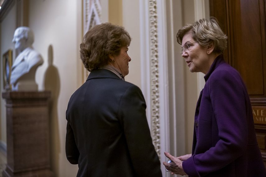 &nbsp; La senadora y exprecandidata presidencial dem&oacute;crata Elizabeth Warren habla con su colega Jeanne Shaheen en el Congreso, 13 de febrero de 2020. El presidente Donald Trump dijo el viernes 6 de marzo de 2020 que el seximo no fue lo que oblig&oacute; a Warren a suspender su candidatura.&nbsp;