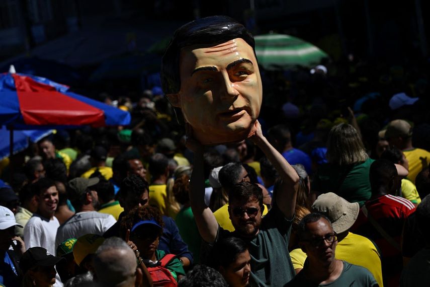 Concentrados en la turística costa de Copacabana, miles de seguidores de Jair Bolsonaro, asistieron vestidos con camiseta de la selección brasileña, envueltos en banderas de Brasil o con sus colores.