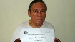 Fotografía difundida el 14 de diciembre de 2011 por el Ministerio de Gobierno de Panamá, donde se ve al exdictador panameño Manuel Noriega siendo fichado en la penitenciaría El Renacer, a 25 km al sureste de la Ciudad de Panamá.