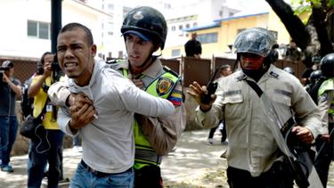 policia venezolana arresta joven musico al confundir su instrumento con un arma