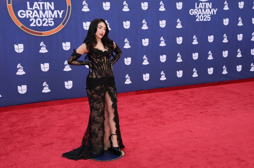 La cantante y compositora argentina Nicki Nicole asiste a la 26.ª edición de los Premios Latin Grammy en el MGM Grand Garden Arena de Las Vegas, Nevada, el 13 de noviembre de 2025.&nbsp;
