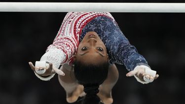 Simone Biles, de Estados Unidos, compite en las barras asimétricas durante la ronda final de equipos femeninos de gimnasia artística en la Arena Bercy en los Juegos Olímpicos de verano de 2024, el martes 30 de julio de 2024, en París, Francia.&nbsp;