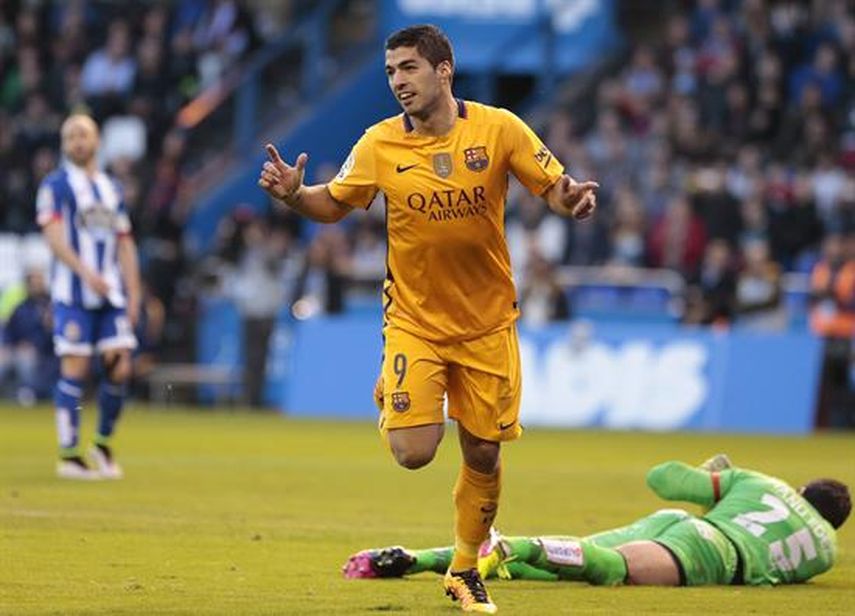 El delantero uruguayo del Barcelona Luis Suárez celebra su tercer gol, el cuarto del equipo frente al Deportivo de La Coruña. (EFE)