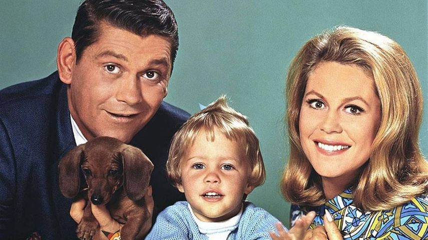 La sinopsis oficial presenta a la protagonista, Samantha, como una madre soltera negra trabajadora que resulta ser una bruja.