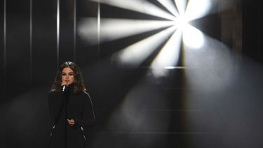 La cantante, compositora, actriz y productora de televisión Selena Gómez. La intérprete estrenó el tema De una vez en español.&nbsp;